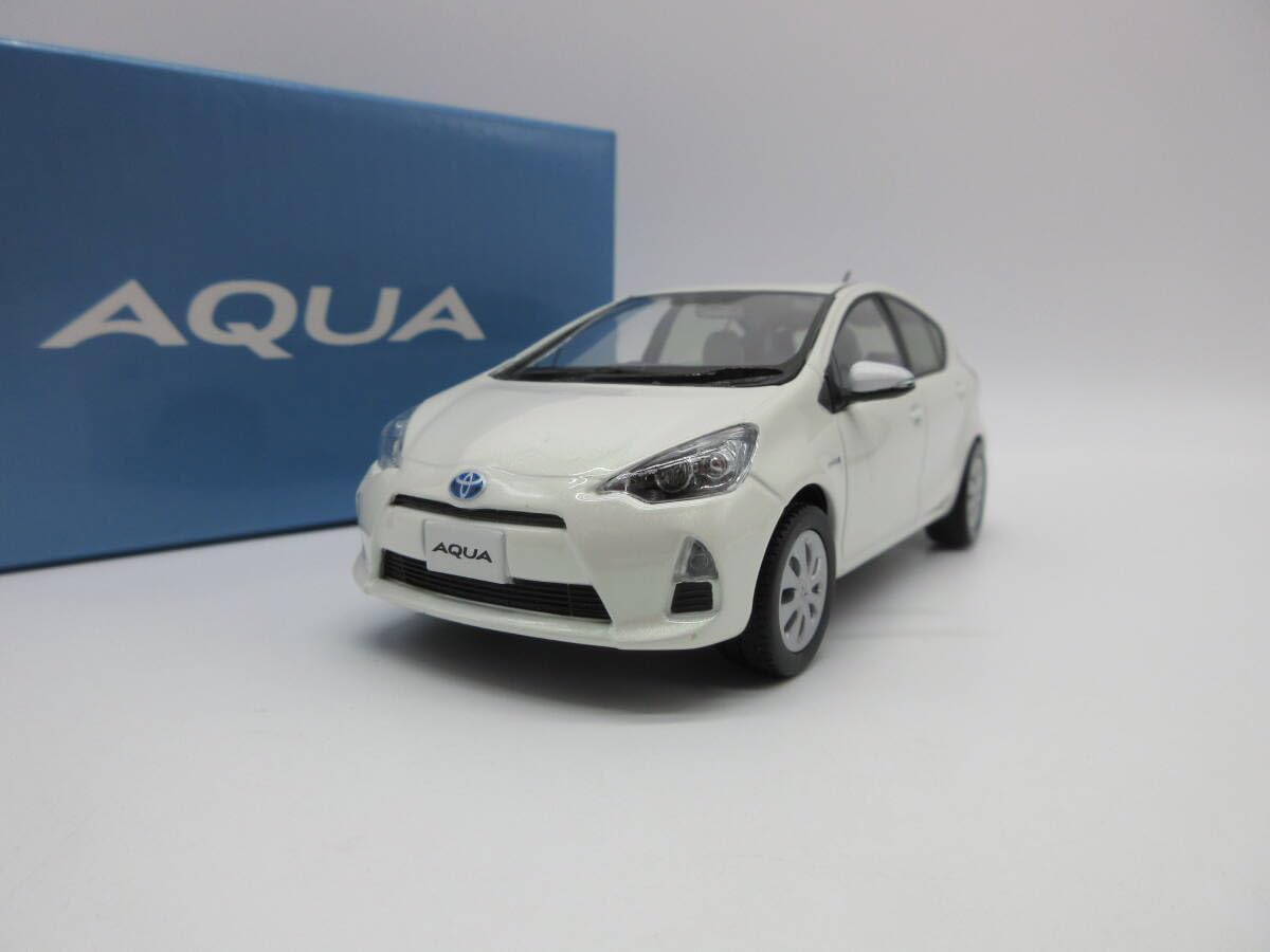 トヨタ アクア 1⁄30ミニカー カラーサンプル(グレーメタリック1G3